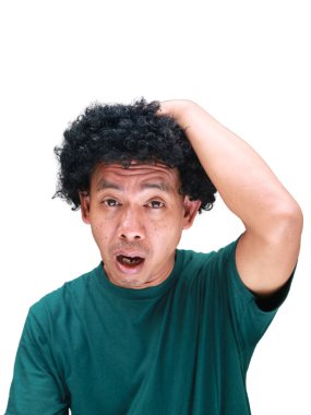 Beyaz tenli kıvırcık saçlı Güneydoğu Asyalı bir adamın gerçek mizahi portresi, komedi yerel kültür içeriği, ilişki kurulabilir çeşitlilik kampanyaları veya sosyal medya ve mim yaratımı için mükemmel.