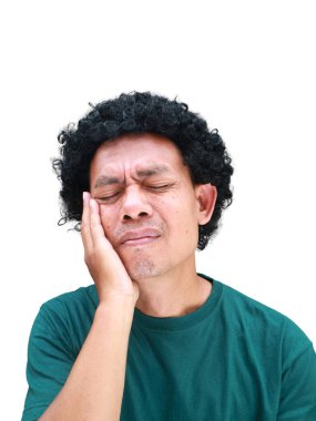 Beyaz tenli kıvırcık saçlı Güneydoğu Asyalı bir adamın gerçek mizahi portresi, komedi yerel kültür içeriği, ilişki kurulabilir çeşitlilik kampanyaları veya sosyal medya ve mim yaratımı için mükemmel.