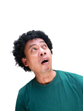 Beyaz tenli kıvırcık saçlı Güneydoğu Asyalı bir adamın gerçek mizahi portresi, komedi yerel kültür içeriği, ilişki kurulabilir çeşitlilik kampanyaları veya sosyal medya ve mim yaratımı için mükemmel.