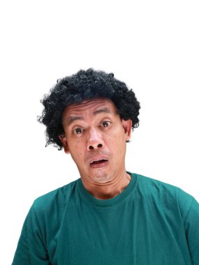 Beyaz tenli kıvırcık saçlı Güneydoğu Asyalı bir adamın gerçek mizahi portresi, komedi yerel kültür içeriği, ilişki kurulabilir çeşitlilik kampanyaları veya sosyal medya ve mim yaratımı için mükemmel.