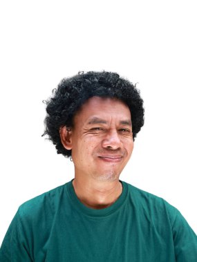 Beyaz tenli kıvırcık saçlı Güneydoğu Asyalı bir adamın gerçek mizahi portresi, komedi yerel kültür içeriği, ilişki kurulabilir çeşitlilik kampanyaları veya sosyal medya ve mim yaratımı için mükemmel.