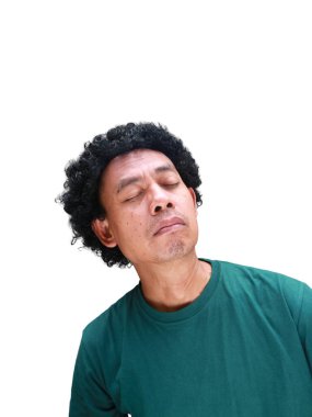 Beyaz tenli kıvırcık saçlı Güneydoğu Asyalı bir adamın gerçek mizahi portresi, komedi yerel kültür içeriği, ilişki kurulabilir çeşitlilik kampanyaları veya sosyal medya ve mim yaratımı için mükemmel.