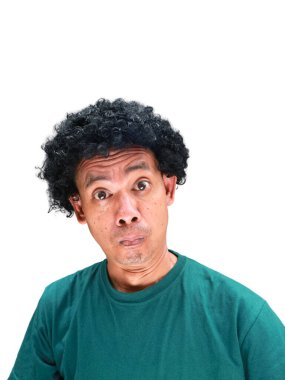 Beyaz tenli kıvırcık saçlı Güneydoğu Asyalı bir adamın gerçek mizahi portresi, komedi yerel kültür içeriği, ilişki kurulabilir çeşitlilik kampanyaları veya sosyal medya ve mim yaratımı için mükemmel.