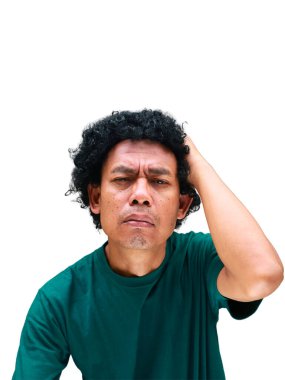 Beyaz tenli kıvırcık saçlı Güneydoğu Asyalı bir adamın gerçek mizahi portresi, komedi yerel kültür içeriği, ilişki kurulabilir çeşitlilik kampanyaları veya sosyal medya ve mim yaratımı için mükemmel.