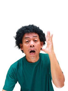 Beyaz tenli kıvırcık saçlı Güneydoğu Asyalı bir adamın gerçek mizahi portresi, komedi yerel kültür içeriği, ilişki kurulabilir çeşitlilik kampanyaları veya sosyal medya ve mim yaratımı için mükemmel.