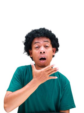 Beyaz tenli kıvırcık saçlı Güneydoğu Asyalı bir adamın gerçek mizahi portresi, komedi yerel kültür içeriği, ilişki kurulabilir çeşitlilik kampanyaları veya sosyal medya ve mim yaratımı için mükemmel..