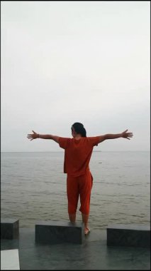 Güzel bir Güneydoğu Asyalı kadın, tropikal bir plajın huzurlu atmosferinin tadını çıkarıyor. Saf rahatlama ve seyahat tutkusu anı yakalıyor. Seyahat acentesinin promosyonları, cilt bakımı reklamları ve dergi kapakları için ideal.