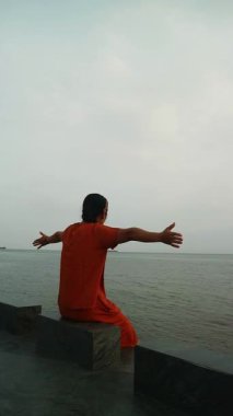 Güzel bir Güneydoğu Asyalı kadın, tropikal bir plajın huzurlu atmosferinin tadını çıkarıyor. Saf rahatlama ve seyahat tutkusu anı yakalıyor. Seyahat acentesinin promosyonları, cilt bakımı reklamları ve dergi kapakları için ideal.