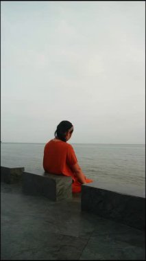 Güzel bir Güneydoğu Asyalı kadın, tropikal bir plajın huzurlu atmosferinin tadını çıkarıyor. Saf rahatlama ve seyahat tutkusu anı yakalıyor. Seyahat acentesinin promosyonları, cilt bakımı reklamları ve dergi kapakları için ideal.