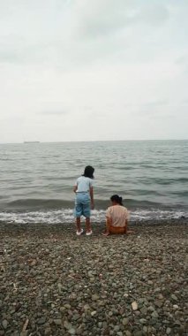 Bir anne ve kızının kumsalda keyifli bir gün geçirmesi, aile seyahat acenteleri, ebeveynlik yaşam tarzı dergileri ve duygusal yaz temalı reklamlar için mükemmel bir sahne.