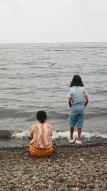 Bir anne ve kızının kumsalda keyifli bir gün geçirmesi, aile seyahat acenteleri, ebeveynlik yaşam tarzı dergileri ve duygusal yaz temalı reklamlar için mükemmel bir sahne.