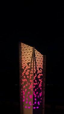 Sığ bir alan derinliği ve soyut tasarımı olan canlı renkli geometrik desenli nesnenin yakın çekim görüntüsü.