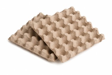 Beyaz arka planda boş bir karton yumurta kutusu. Kahverengi karton deseni ve içi boş yumurta tutacağı desenini gösteriyor.