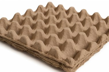 Beyaz arka planda boş bir karton yumurta kutusu. Kahverengi karton deseni ve içi boş yumurta tutacağı desenini gösteriyor.