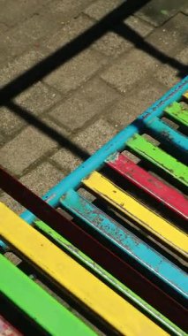 Yıpranmış, sıkıntılı bir deseni olan renkli metal levhaların yakın çekimi.