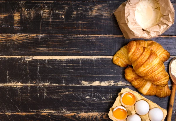 Croissants, harina, huevos, fondo de cuchara — Foto de Stock