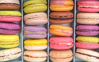 Bir kutu içinde çeşitli renkli macaroons