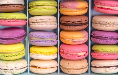 Bir kutu içinde çeşitli renkli macaroons