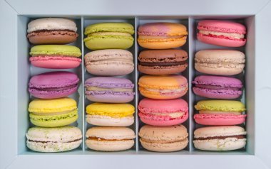 Bir kutu içinde çeşitli renkli macaroons