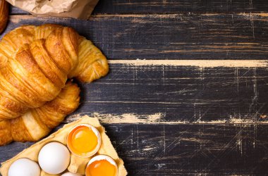 Kruvasan, un, yumurta, kaşık arka plan