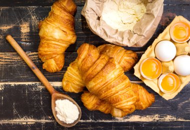 Ay çöreği, un, yumurta, kaşık, oklava