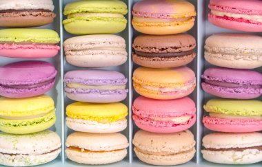 Bir kutu içinde çeşitli renkli macaroons