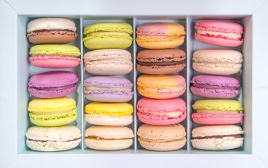 Bir kutu içinde çeşitli renkli macaroons