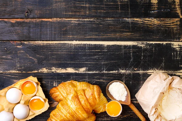 Croissant, tepung, telur, sendok latar belakang — Stok Foto