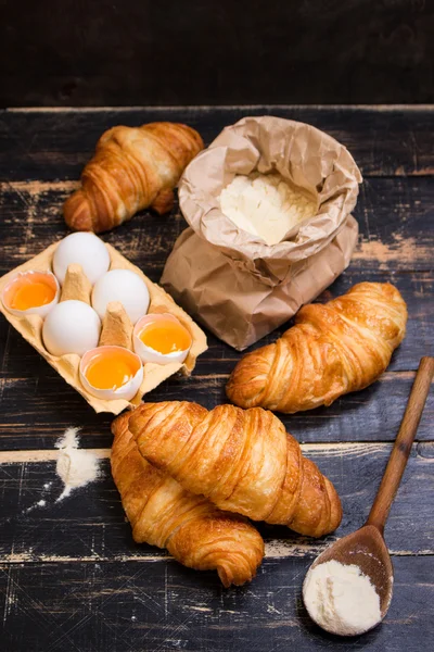 크루아상, 밀가루, 계란, 숟가락, 롤링 핀 — 스톡 사진