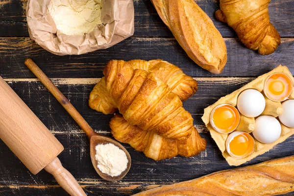 Croissants, baguettes, harina, huevos, cuchara, rodillo — Foto de Stock