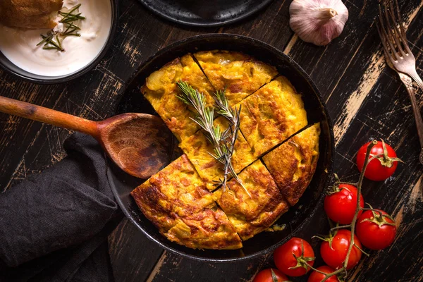 Tortilla de patatas i en kastrull — Stockfoto