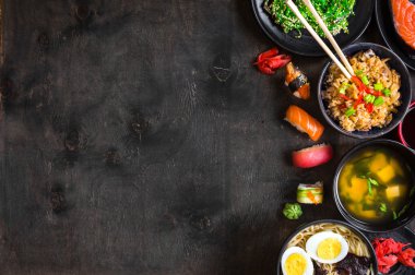 Suşi ve koyu arka plan üzerinde Japonca gıda
