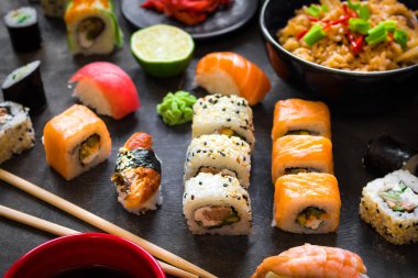 Suşi ve geleneksel Japon yemekleri ile hizmet tablo 