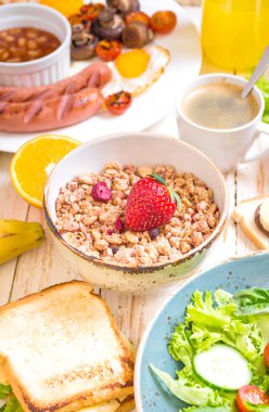 Kahvaltı veya brunch farklı tipleri ile granola