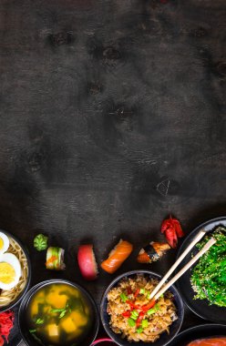 Suşi ve koyu arka plan üzerinde Japonca gıda