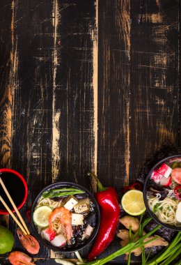 Asya şehriye çorbası arka plan ile hizmet tablo