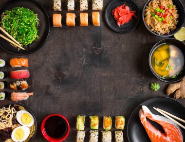 Suşi ve koyu arka plan üzerinde Japonca gıda