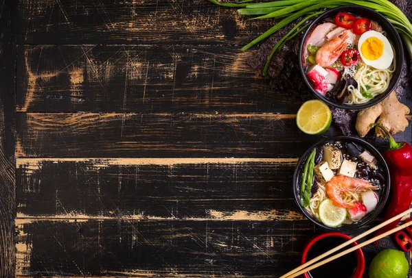 Tisch serviert mit asiatischer Nudelsuppe Hintergrund — Stockfoto