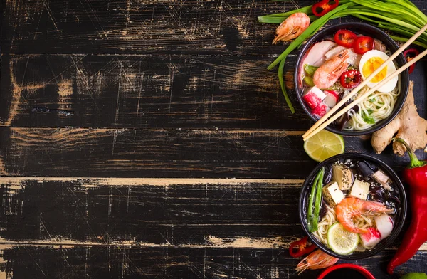 Mesa servida con fideos asiáticos sopa fondo —  Fotos de Stock