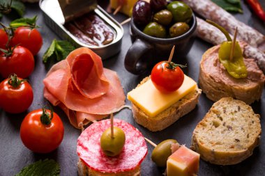 Siyah bir taş üzerinde İspanyol tapas