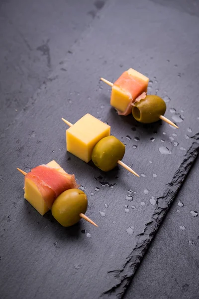 Tapas espanholas em uma pedra preta — Fotografia de Stock