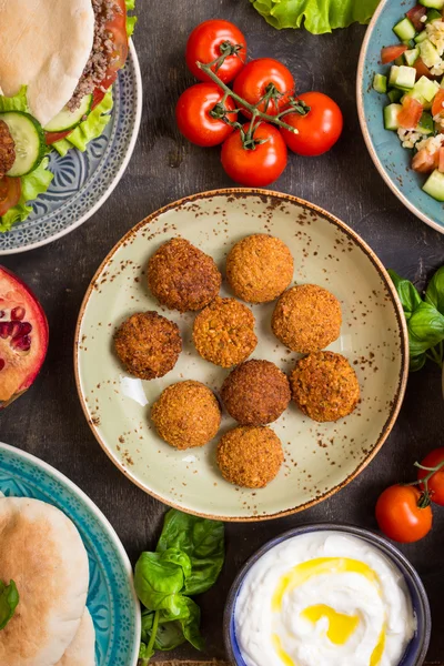 Table servie avec des plats traditionnels du Moyen-Orient — Photo