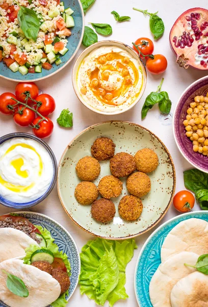 Tabel met Midden-Oosten traditionele gerechten geserveerd — Stockfoto