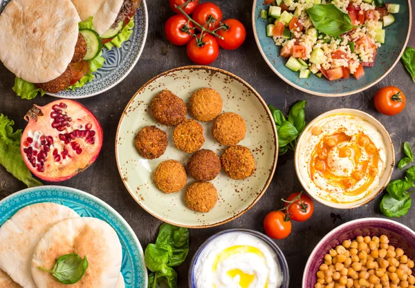 Mesa servida con platos tradicionales de Oriente Medio — Foto de Stock