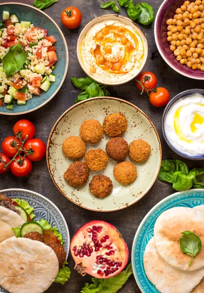 Mesa servida con platos tradicionales de Oriente Medio — Foto de Stock