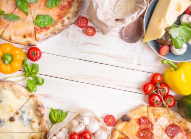 Pizza ve malzemeler beyaz arka plan