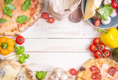 Pizza ve malzemeler beyaz arka plan