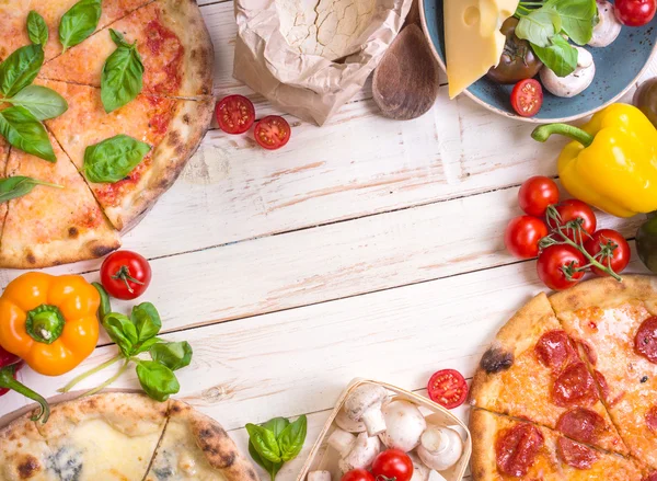 Pizza och ingredienser vit bakgrund — Stockfoto