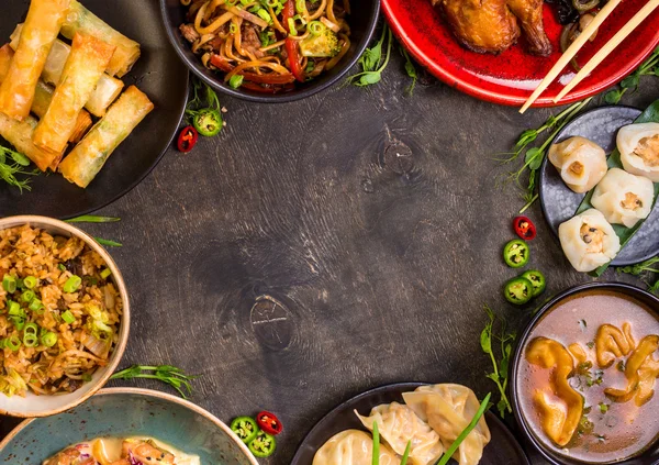 Comida china en blanco fondo — Foto de Stock