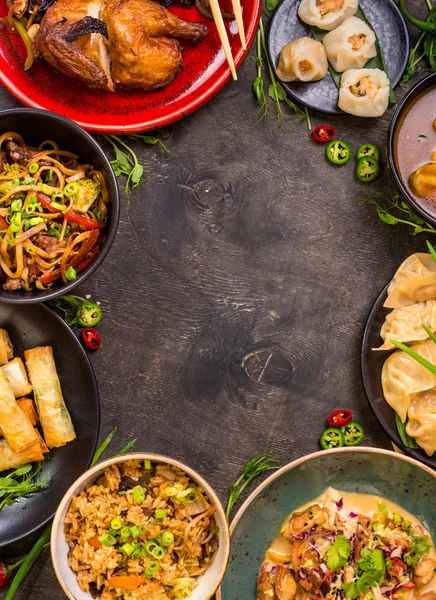 Comida china en blanco fondo — Foto de Stock